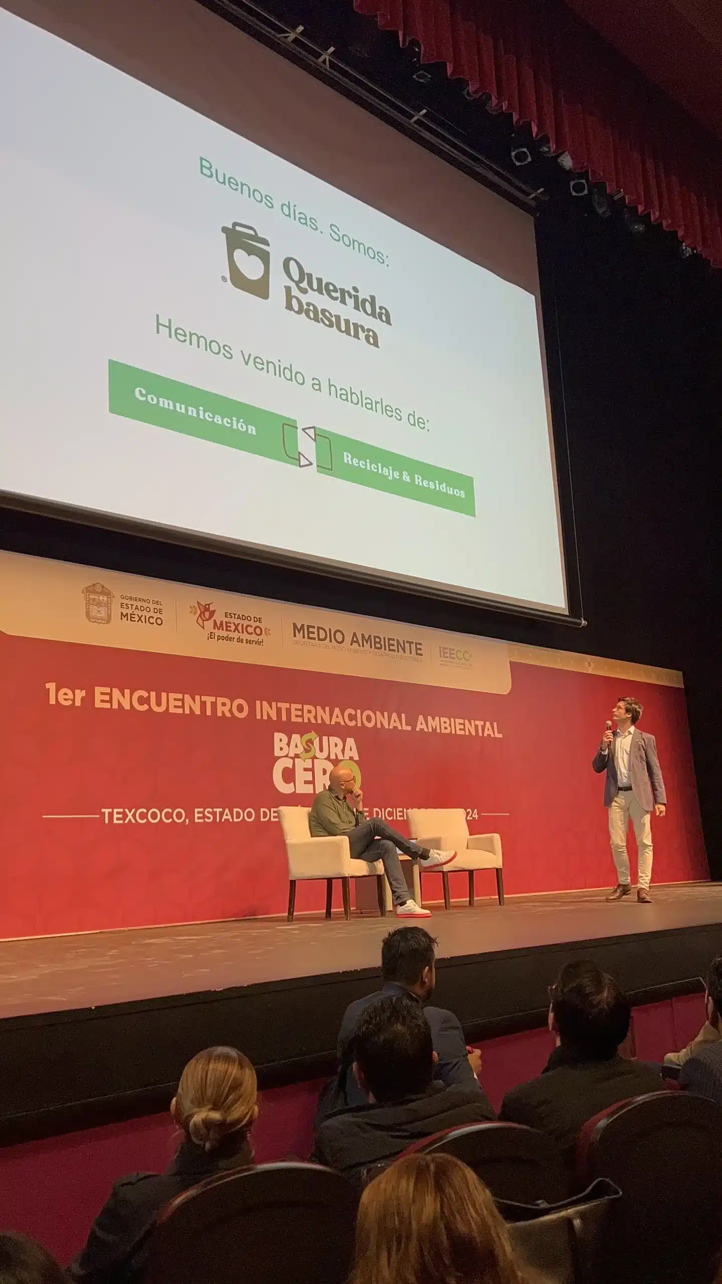 Profesionales trabajando en una estrategia de comunicación sobre sostenibilidad y reciclaje en oficina moderna.